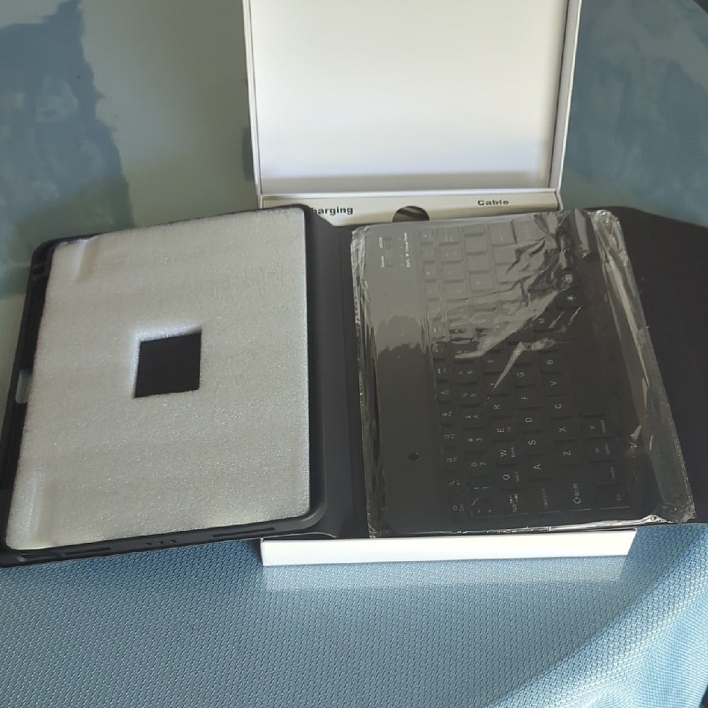 Wireless Keyboard Case for Tablets - Black - Picture 8 of 8